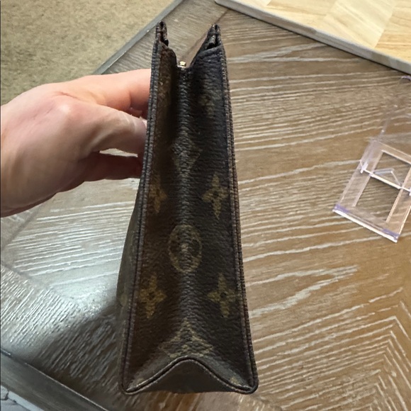 Louis Vuitton Monogram Toiletry Pouch 19 made of classic monogram canvas - Picture 5 of 8